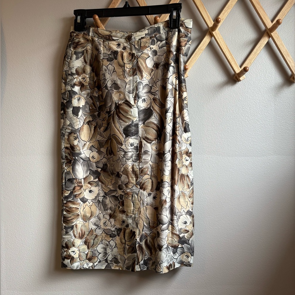 Susan Thomas Silk two-piece skirt suit with a floral pattern - Picture 2 of 6